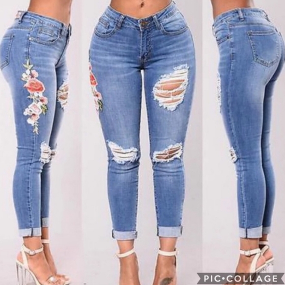 🔥🛍PRICE DROP Distressed Jeans w/Roses🛍 - Picture 1 of 3